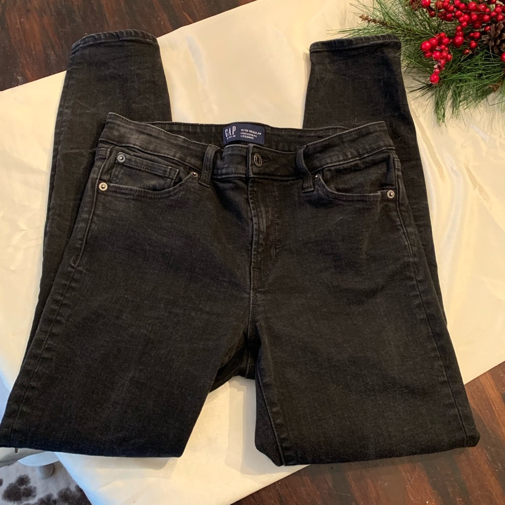 Ladies Gap jeans Sz 10/30 regular universal legging. Faded